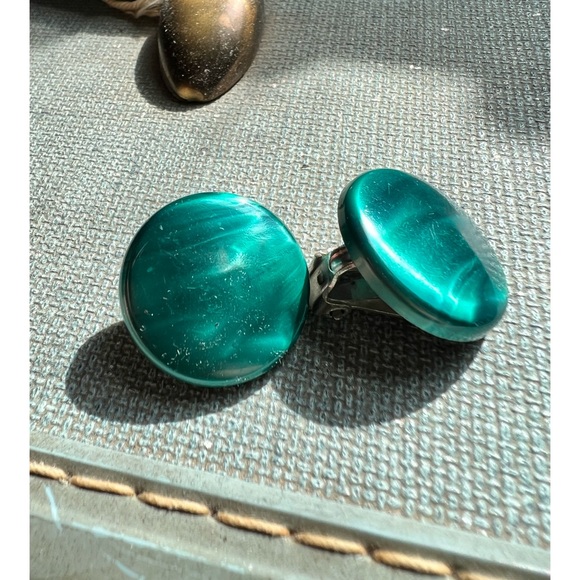 Vintage 80s plastic turquoise ear clips - Picture 5 of 7